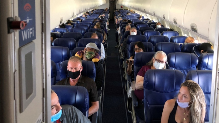 Падат маските в самолети и летища в Европа 